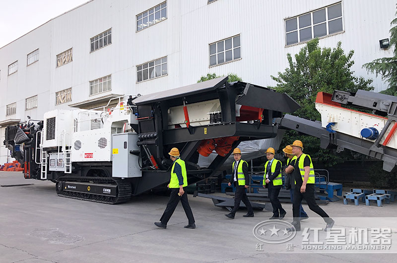 廣東清遠(yuǎn)用戶來廠參觀移動破碎機