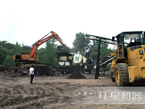 山西臨汾移動(dòng)煤矸石加工作業(yè)現(xiàn)場(chǎng)
