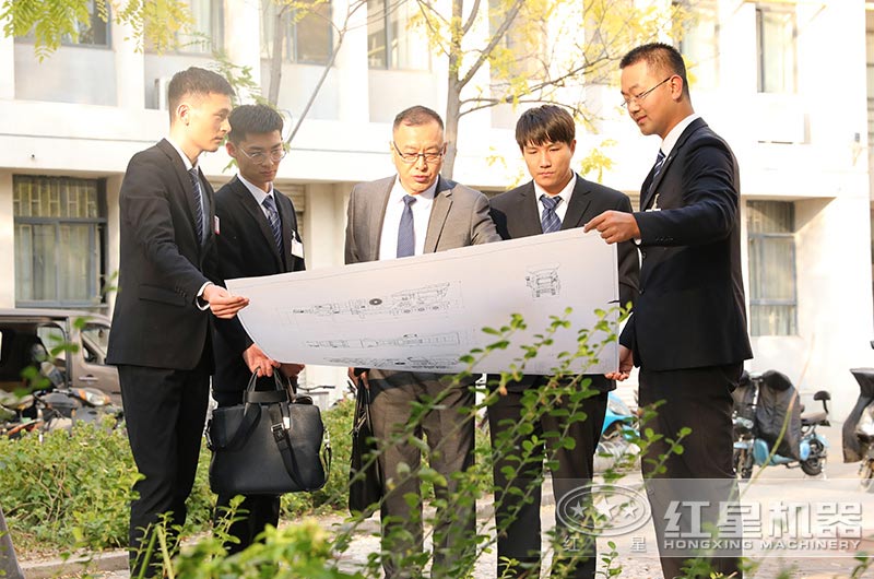技術工程師在耐心的為技術經(jīng)理講解新技術