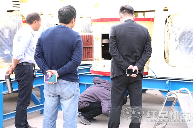用戶來廠認(rèn)真考察復(fù)合式圓錐破碎機