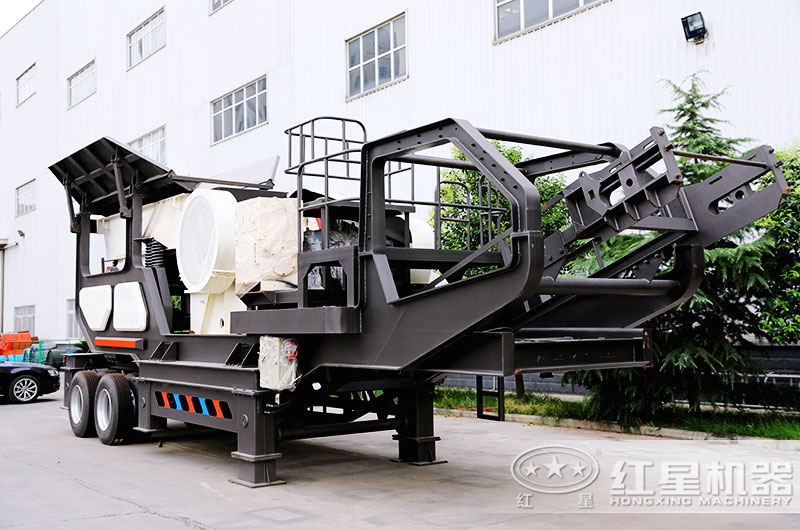 型號為HX938HD86的車在流動(dòng)顎式碾石機(jī)