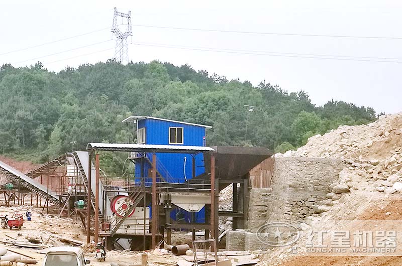 小型石頭破碎機(jī)成套多少錢？（內(nèi)附現(xiàn)場生產(chǎn)視頻）